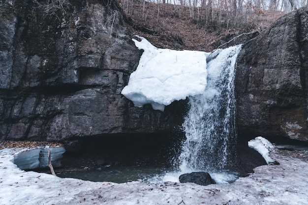 Kleiner Wasserfall in einem felsigen Gebiet im Frühling. Umgebung. Wilde Natur