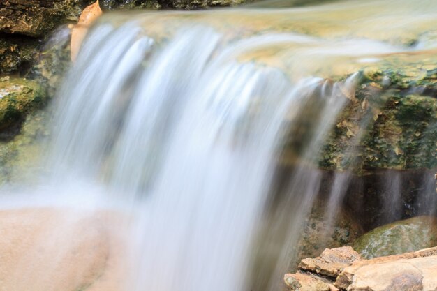 Kleiner Wasserfall in einem Garten