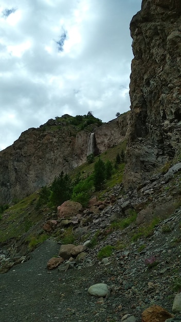 Kleiner Wasserfall zwischen den Felsen