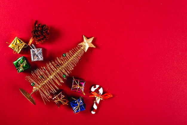 Kleiner Weihnachtsbaum mit Stern und verschiedenen bunten Geschenken