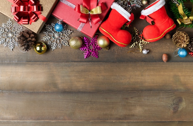 Kleiner Weihnachtsmannstiefel mit Verzierungen und Geschenkboxen