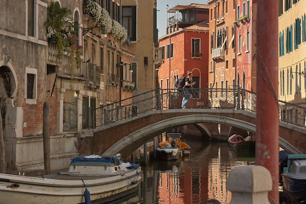 Kleiner Weiler von Venedig mit Massen von Touristen, die diese einzigartige und berühmte Stadt auf der ganzen Welt besuchen.