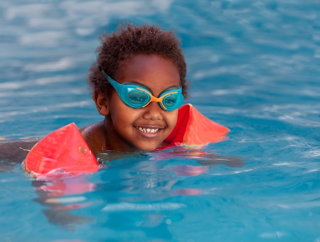 Kleines afrikanisches Kind im Pool