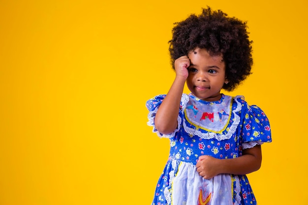 Kleines Afro-Mädchen, gekleidet in festa junina-Outfit mit Kopierraum Juni-Feier Kid