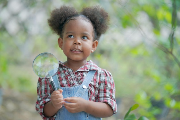 Kleines Afro-Mädchen mit Outdoor-Aktivitäten auf dem Bauernhof Bio-Garten diverses Familienkind Muttertagskonzept