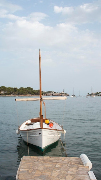 Kleines altes Schiff, das im Hafen festgemacht ist