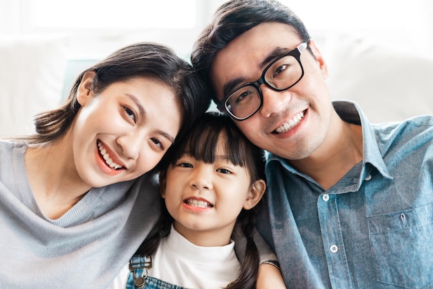 kleines asiatisches Familienporträt zu Hause