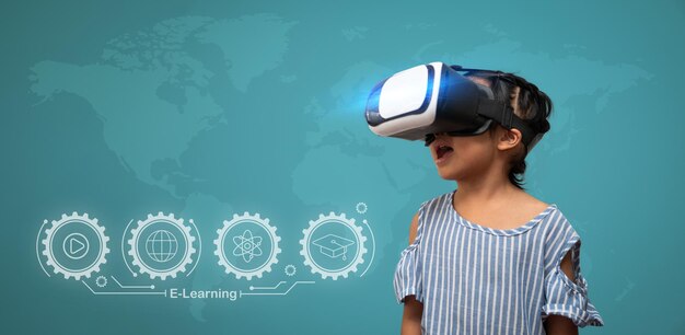 Kleines asiatisches Mädchen mit Virtual-Reality-Headset ist aufregend für neue Erfahrungen Konzept der 3D-Gadget-Technologie und virtuelle Welt Gadgets Spiel und Online-Ausbildung in der Zukunft