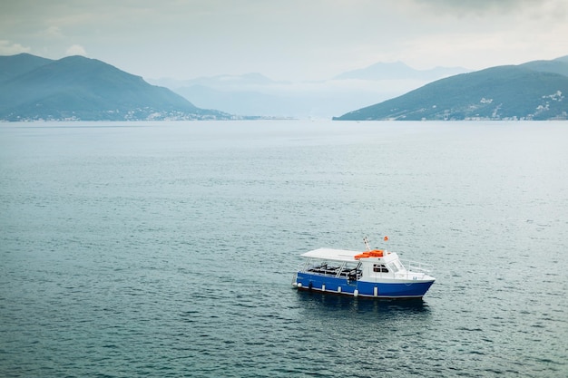 Kleines Ausflugsboot, das in der Bucht von Kotor segelt