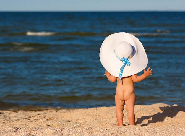 Kleines Baby am Strand