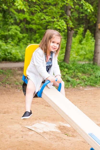 Kleines Baby auf dem Sommerspielplatz