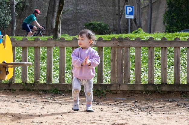 Kleines Baby, das an einem sonnigen Tag im Park spielt