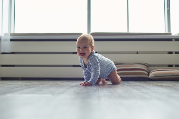 Kleines Baby, das zu Hause auf dem Boden kriecht