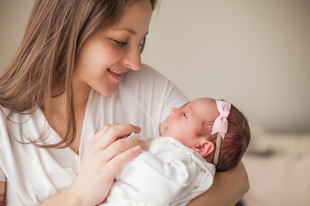 Kleines Baby in Mutters Händen. Mutterschaft.