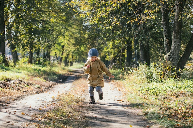 Kleines baby in warmer jacke und hut im herbst im park