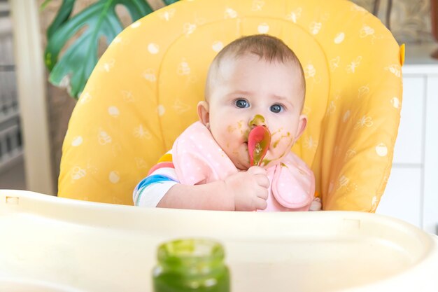 Kleines Baby isst Brokkoli-Gemüsepüree. Selektiver Fokus. Menschen.