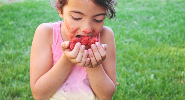 Kleines Baby isst Himbeeren .selective focus.food.