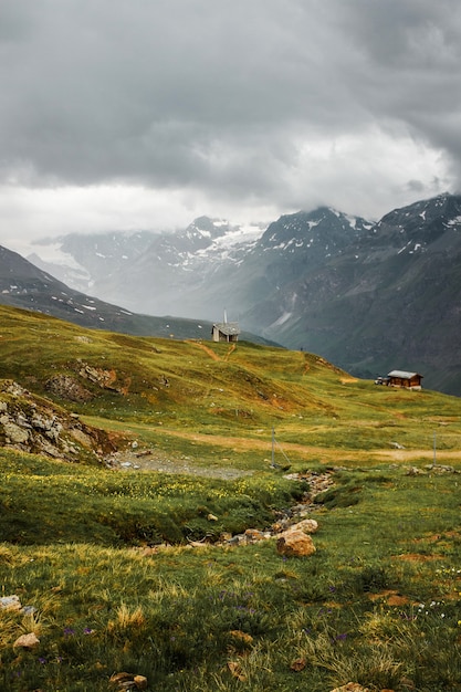 Kleines Bauernhaus und Weg in den Schweizer Bergen Zermatt Schweiz