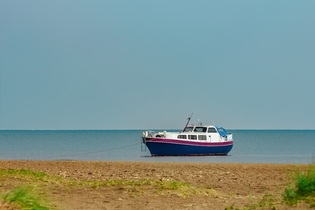 Kleines blaues Passagierschiff machte an der Ostseebucht fest