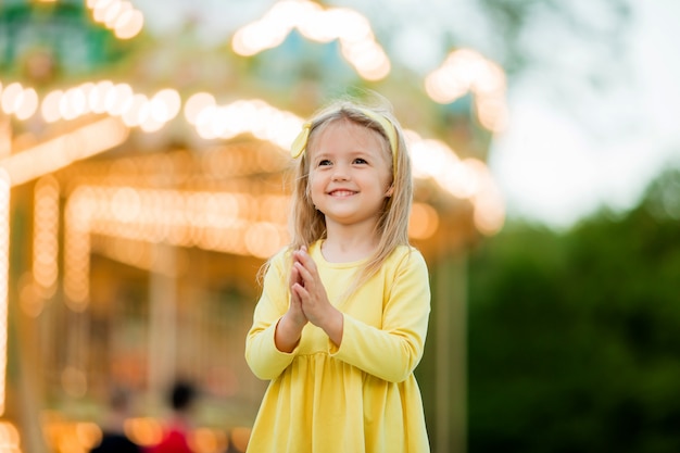 kleines blondes Mädchen im Vergnügungspark