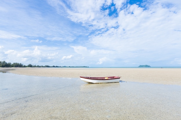 kleines Boot am Strand