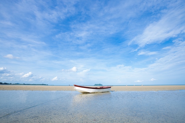 kleines Boot am Strand