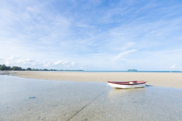 kleines Boot am Strand