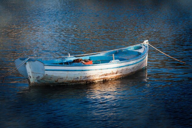 Foto kleines boot auf dem meer