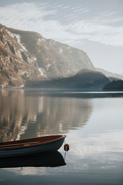 Kleines Boot auf stillen Gewässern in Fjaerland, Norwegen