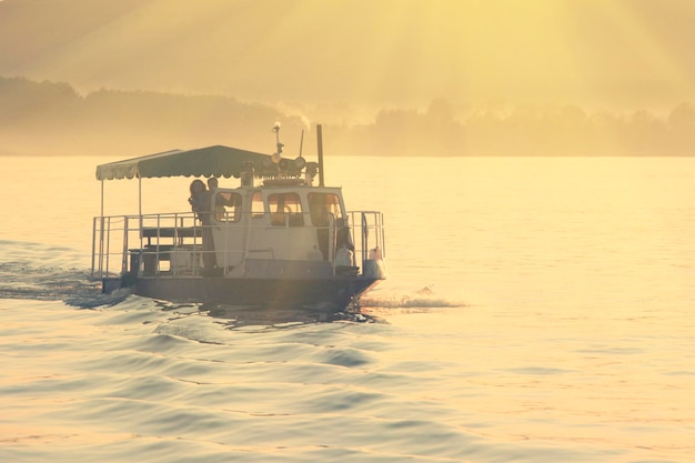 Kleines Boot bei Sonnenuntergang