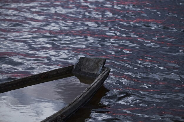 Kleines Boot sank im Wasser Nacht Sonnenuntergang