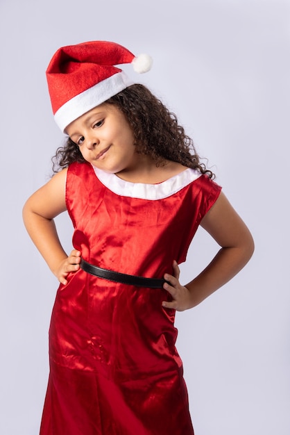 Kleines brasilianisches Mädchen gekleidet mit Weihnachtskostüm