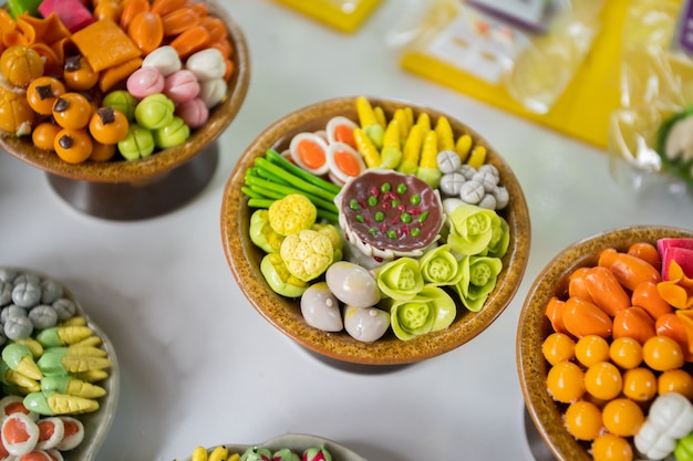 Foto kleines buntes modell der thailändischen frucht