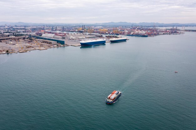 Kleines Containerschiff fährt auf See und Schifffahrtshafen Hintergrundfoto Luftansicht von Drohnen