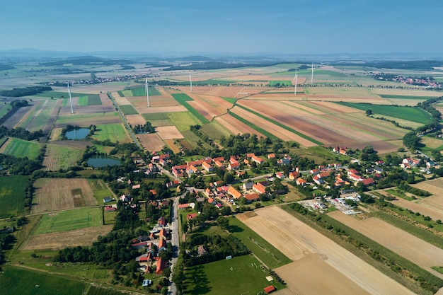 Kleines Dorf in der Nähe von Windkraftanlagen-Luftbild