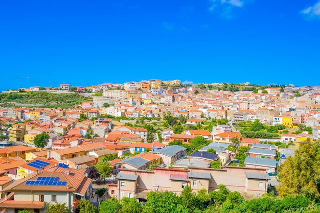 Kleines Dorf in Sardinien an einem klaren Sommertag