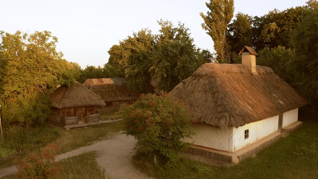 Kleines Dorfhaus mit Strohdach