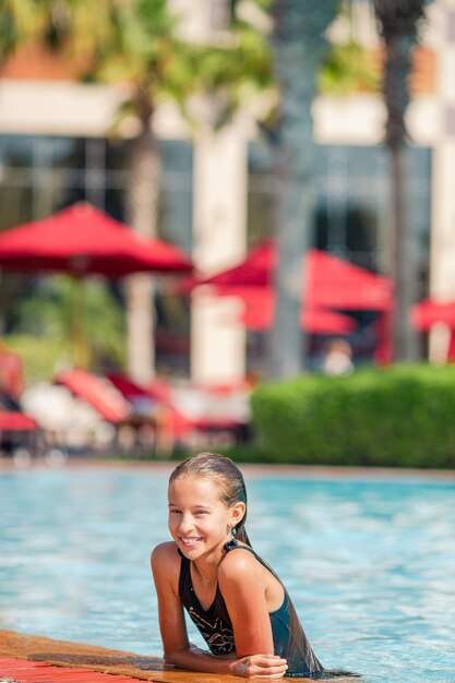 Kleines entzückendes Mädchen im Freibad