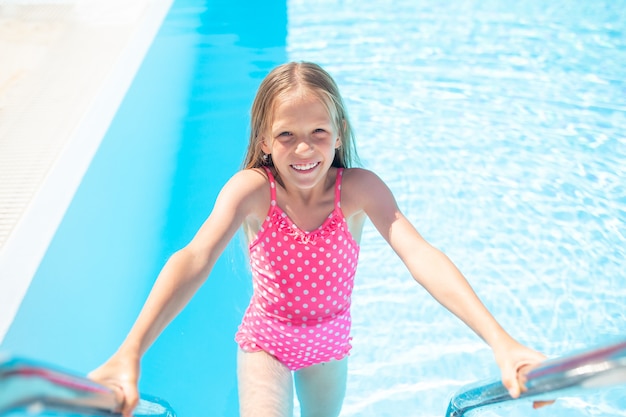 Kleines entzückendes Mädchen im Freibad