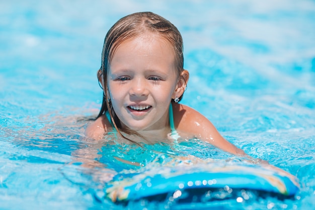 Kleines entzückendes Mädchen im Freibad