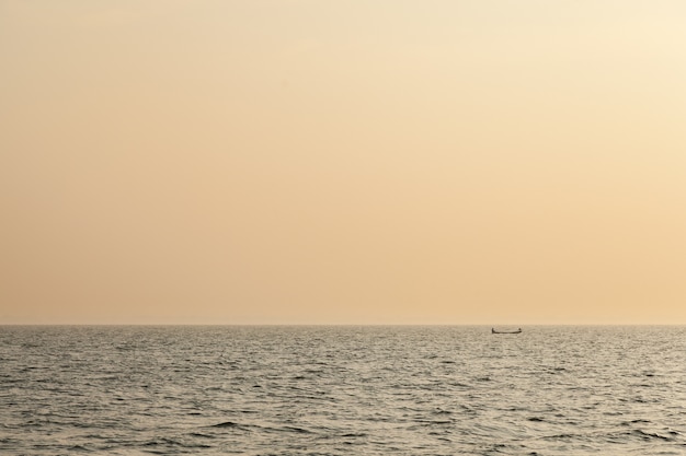 Kleines Fischerboot auf dem Damm.