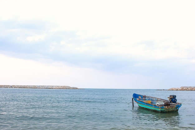 Kleines Fischerboot aus Holz im Meer