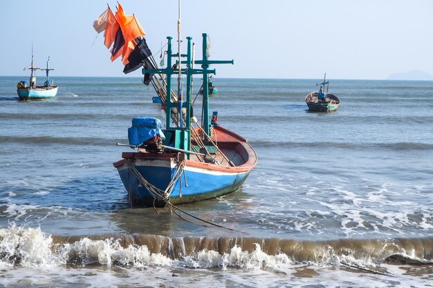 Kleines Fischerboot, das im blauen Meer mit blauem Himmel schwimmt Thailand Fischerboot oder Fischerboot