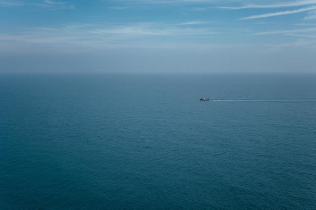 Kleines Fischerboot im stillen Meer am Morgen kopieren Platz in friedlicher Landschaft und klaren Blautönen