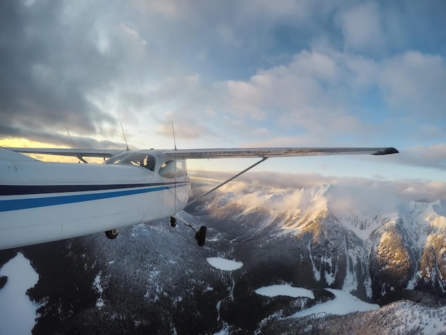 Kleines Flugzeug, das über der wunderschönen kanadischen Berglandschaft fliegt