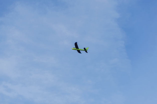 Kleines Flugzeug im Himmel. Kleine Flugzeuge