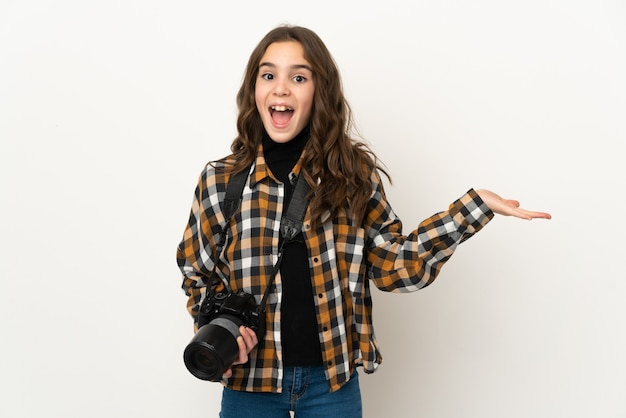 Kleines Fotografmädchen lokalisiert auf Hintergrund mit schockiertem Gesichtsausdruck