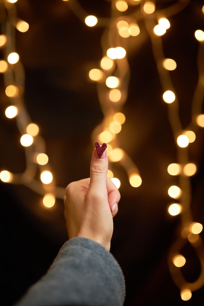 Kleines glänzendes Herz in der Hand Valentinstag