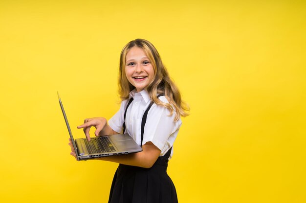 Kleines glückliches blondes Kind Mädchen Jahre Laptop pc Computer Kinder Lifestyle Kindheit Konzept