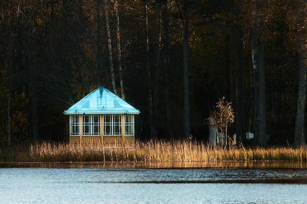 Kleines Haus im Wald in der Nähe eines Sees